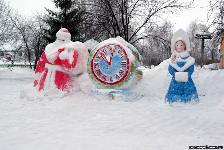 Новогоднее украшение двора снежными скульптурами